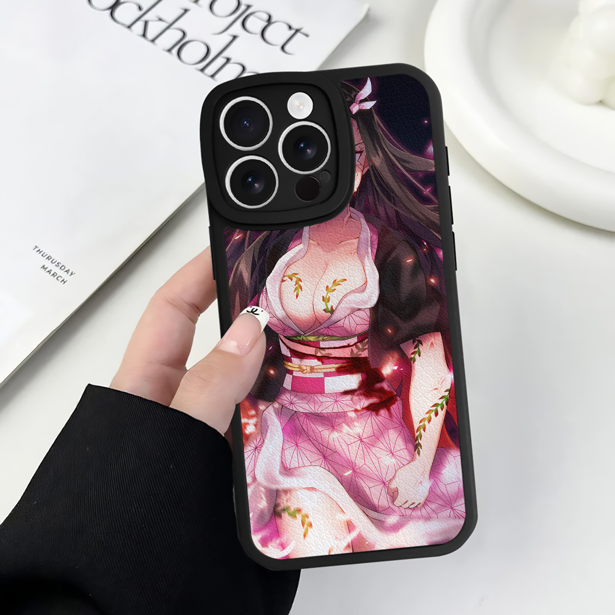 （画像用） 鬼滅の刃（きめつのやいば）竈門 禰󠄀豆子／かまど ねずこ Kamado Nezuko 【iPhone 16シリーズ対応】シリコンスマホケース（レザー調） 材質：シリコン